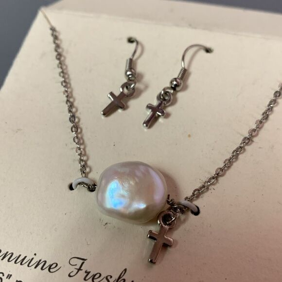 Genuine Freshwater Pearl and cross necklace and earring set - Picture 4 of 4